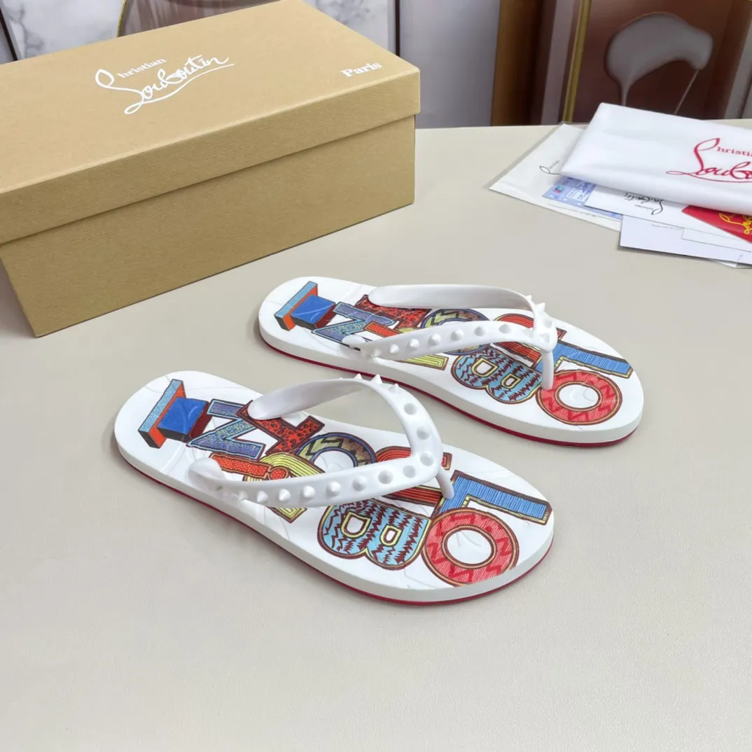 [CL red sole shoes] P: 280💰 size 38-45 Men’s classic slippers, made on the official website 1:1, the original factory specializes in original materials ➖ OEM 3D printing pattern production ➖ Original ultra-light anti-slip outsole. Super fashionable and super comfortable, handsome on the feet, a must-have for men in summer! !